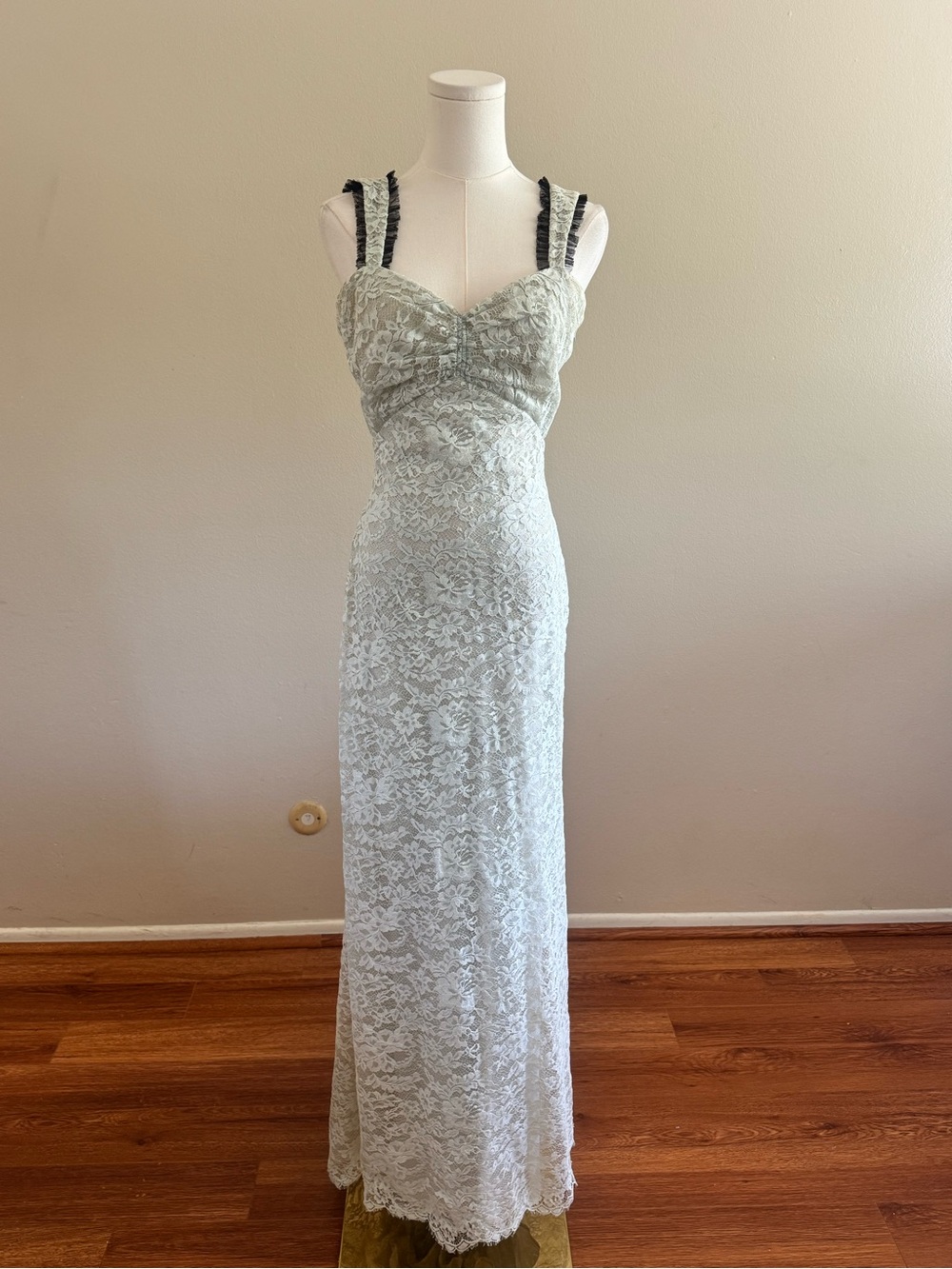 Vintage 1990/2000s Lace Evening Gown with Ruffled Straps and 100% Silk Lining